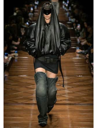 07_balenciaga-sfilata-paris-fashion-week-getty - 1