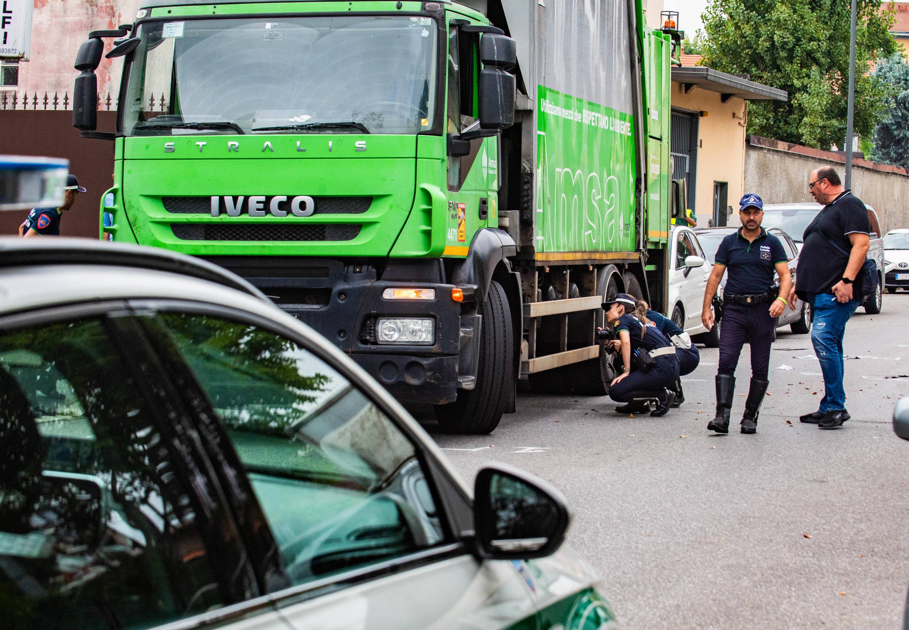 Milano, Morta Donna 75enne Investita Da Un Camion Dell'Amsa | Sky TG24