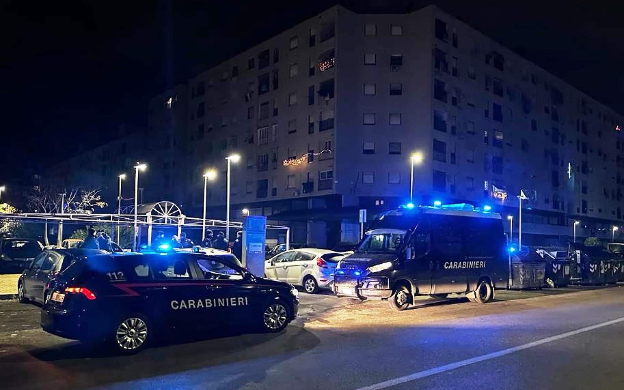 Lo scorso 23 ottobre a Tor Bella Monaca misero in atto un vero e proprio raid punitivo ai danni di tre cittadini tunisini, minacciandoli e colpendoli e pugni. Per questa vicenda oggi i Carabinieri della Compagnia di Frascati, supportato nella fase esecutiva da quelli del Gruppo di Frascati con circa 60 uomini, hanno dato esecuzione a un'ordinanza applicativa di misure cautelari in carcere - emessa dal GIP presso il Tribunale di Roma su richiesta della Procura - nei confronti di 6 soggetti, tutti italiani, ritenuti responsabili, in concorso tra loro, di "minaccia aggravata, detenzione e porto illegale di arma comune da sparo". Tre degli arrestati sono componenti del clan Moccia, gruppo criminale di stampo camorristico attivo a Roma. L'indagine è stata effettuata dai carabinieri della stazione di Tor Bella Monaca, dopo il rinvenimento di un'ogiva e di un foro nella vetrata di un balcone in uno stabile in via Paolo Ferdinando Quaglia. Dall'analisi balistica e delle videocamere presenti in zona gli inquirenti sono riusciti a ricostruire la dinamica del raid avvenuto in tarda serata all'interno di un bar. "La vicenda non è apparsa essere episodica, soprattutto per i precedenti di alcuni appartenenti al commando e per il fatto che due dei tre cittadini tunisini sono stati già in altre occasioni feriti con colpi di pistola", spiega una nota. 
ANSA/CARABINIERI EDITORIAL USE ONLY NO SALES