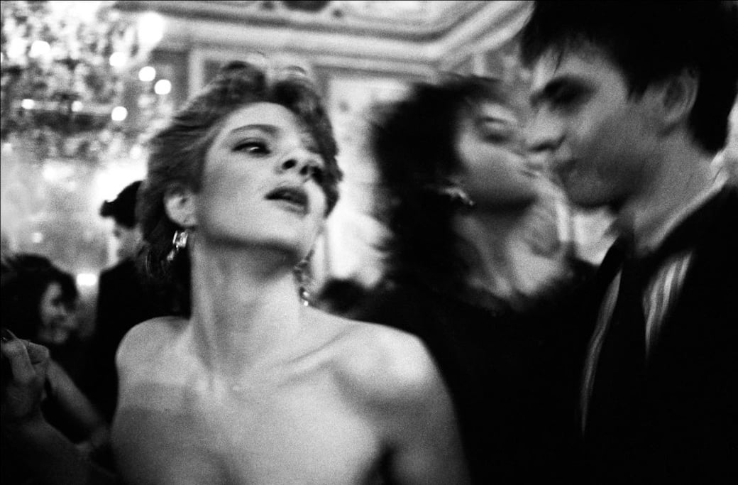 Letizia Battaglia. Il Ballo. Festa di Capodanno a Villa Airoldi. Palermo, 1985 © Archivio Letizia Battaglia