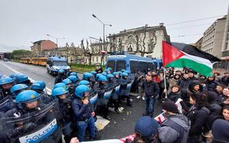 I manifestanti dei collettivi universitari di Torino che stanno cercando di raggiungere il castello del Valentino dov'è in corso la conferenza degli addetti scientifici e spaziali e degli esperti agricoli con l'annunciata presenza di numerosi ministri, sono respinti dalle forze dell'ordine, Torino 23 aprile 2024 ANSA/TINO ROMANO