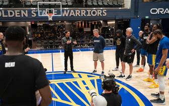 SAN FRANCISCO, CALIFORNIA - MARCH 9: Roger Federer speaks with Golden State Warriors head coach Steve Kerr and the team before a game while promoting the Laver Cup San Francisco Launch for 2025 at Chase Center on March 9, 2024 in San Francisco, California. (Photo by Loren Elliott/Getty Images for Laver Cup)