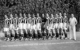 *** Collection Juventus ***


Foto Publifoto/LaPresse
anno 1931/1932
Archivio Storico
Sport Calcio
Formazione della Juventus del 1930/31
Nella foto: Da sinistra: Sernagiotto, Orsi, Vecchina, Caligaris, Monti, Ferrero, Cesarini, Ferrari, Combi, Rosetta, Munerati, Varglien I, Bertolini, Varglien II, Carcano (allenatore).

Photo Publifoto/LaPresse
1930/31's
Historical Archive
Sport Soccer
juventus team 1931/1932
In the photo: the juventus team Da sinistra: Sernagiotto, Orsi, Vecchina, Caligaris, Monti, Ferrero, Cesarini, Ferrari, Combi, Rosetta, Munerati, Varglien I, Bertolini, Varglien II, Carcano (allenatore).