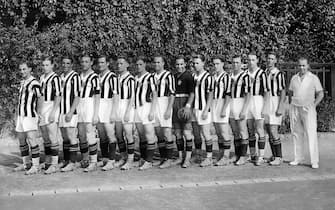 *** Collection Juventus ***


Foto Publifoto/LaPresse
anno 1931/1932
Archivio Storico
Sport Calcio
Formazione della Juventus del 1930/31
Nella foto: Da sinistra: Sernagiotto, Orsi, Vecchina, Caligaris, Monti, Ferrero, Cesarini, Ferrari, Combi, Rosetta, Munerati, Varglien I, Bertolini, Varglien II, Carcano (allenatore).

Photo Publifoto/LaPresse
1930/31's
Historical Archive
Sport Soccer
juventus team 1931/1932
In the photo: the juventus team Da sinistra: Sernagiotto, Orsi, Vecchina, Caligaris, Monti, Ferrero, Cesarini, Ferrari, Combi, Rosetta, Munerati, Varglien I, Bertolini, Varglien II, Carcano (allenatore).