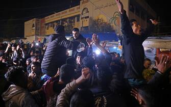 Persone festeggiano in strada a Gaza per l'accordo fra Israele e Hamas People celebrate along a street in Khan Yunis in the southern Gaza Strip on January 15, 2025, amid the ongoing war in the Palestinian territory between Israel and Hamas. Thousands of Gazans celebrated on January 15 as news spread that a ceasefire and hostage release deal had been reached between Israel and Hamas, aimed at ending more than 15 months of war in the Palestinian territory. (Photo by BASHAR TALEB / AFP)