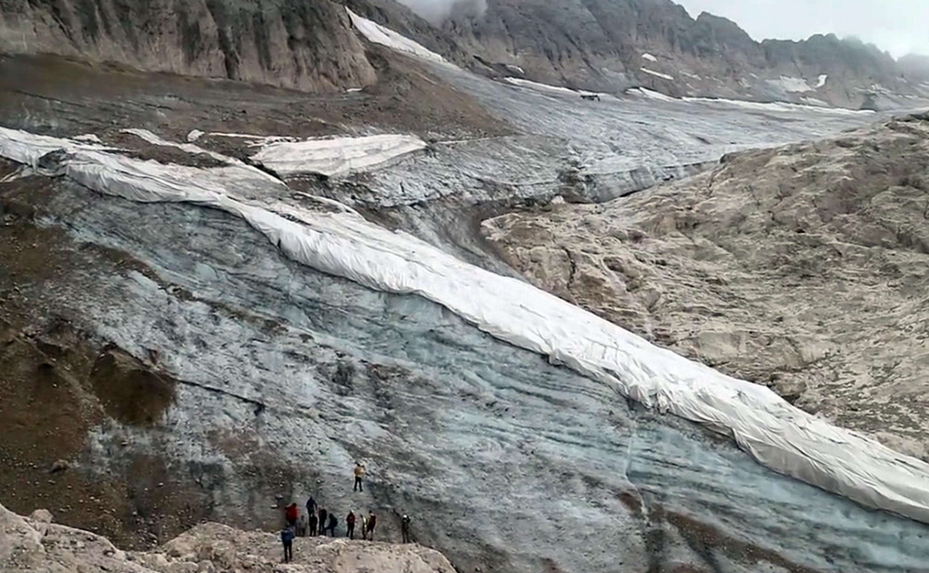 In un fermo immagine tratto da un video una veduta della Marmolada la superficie continua a ridursi a ritmo accelerato: è stata calcolata in 112 ettari nel 2022, e scenderà nei prossimi anni, al di sotto del chilometro quadrato, la metà della superficie presente nel 2000 e meno di un quarto rispetto al 1900. Il dato emerge dalle misurazioni annuali condotte da geografi e glaciologi dell'Università di Padova, con il Comitato Glaciologico Italiano e Arpav.  ANSA +NPK+