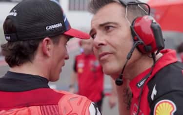 20.43 - Marquez a colloquio con il suo capotecnico Rigamonti