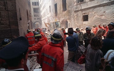 Un' immagine d' archivio mostra i vigili del fuoco in via dei Georgofili, a Firenze,  il 27  giugno 1993, la mattina successiva all'attentato terroristico avvenuto nella notte che causo la morte di cinque persone e il ferimento di altre trenta.    ARCHIVIO