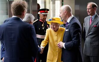 Elisabetta II e il figlio Edward incontrano lo staff della metropolitana di Londra, 17 maggio 2022