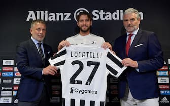 TURIN, ITALY - AUGUST 20: Juventus player Manuel Locatelli with Federico Cherubini and Maurizio Arrivabene during a press conference at Allianz Stadium on August 20, 2021 in Turin, Italy. (Photo by Daniele Badolato - Juventus FC/Juventus FC via Getty Images)