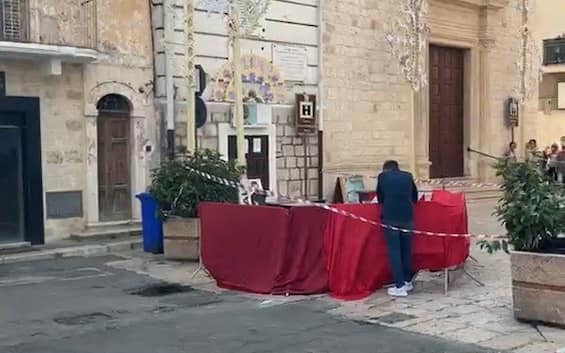 Valenzano, cade dal cestello mentre monta luminarie per la festa: morto 46enne nel Barese Valenzano, cade dal cestello mentre monta luminarie per la festa: morto 46enne nel Barese