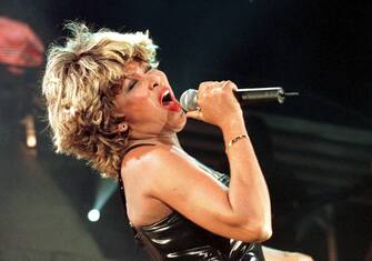 epa10651134 (FILE)  US rock-legend Tina Turner performs on stage of the Hippodrome in Sopot, in the last concert of her European tour in Sopot, Poland, 15 August 2000 (reissued 24 May 2023). US singer Tina Turner has died at the age of 83 on 24 May 2023. She died after a long illness in her home in Kuesnacht in Switzerland, her representative said.  EPA/MACIEJ KOSYCARZ *** Local Caption *** 99323437