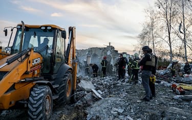 epa10901807 Rescuers work at the site of a military strike in the village of Hroza, Kupiansk district, Kharkiv region, northeastern Ukraine, 05 October 2023, amid the Russian invasion. At least 51 people were killed and seven others injured after a Russian missile hit the village of Hroza, Kupiansk district, the head of Kharkiv Regional State Administration Oleh Synehubov wrote on telegram. Among the victim was a six-year-old child, the head of Ukraine's Presidential Office Andriy Yermak said, adding that the Russian missile 'hit a civilian object'.  EPA/YAKIV LYASHENKO