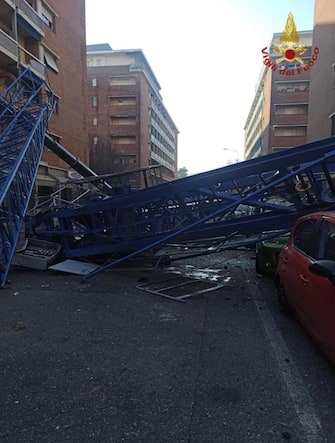 gru crollata a torino in via genova