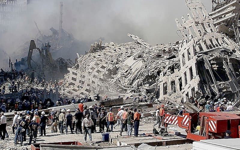 Torri gemelle NEW YORK, NY - SEPTEMBER 13: Fire and rescue workers search through the rubble of the World Trade Center 13 September 2001 in New York. Rescue and cleanup continues after the twin towers were destroyed 11 September 2001 by terrorist in hijacked commercial aircraft. (Photo credit should read BETH A. KEISER/AFP via Getty Images)