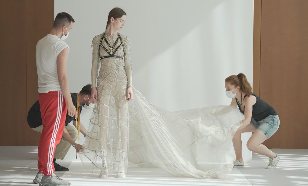 Robe_arachnée_Une_femme_à_la_tête_de_Dior_©BANGUMI_-_RECOUPE.jpg