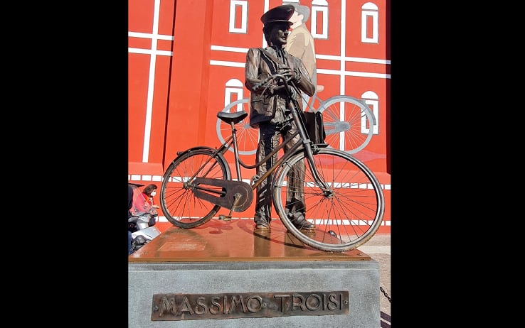 La statua di Massimo Troisi scoperta oggi a San Giorgio a Cremano