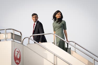 TOKYO, JAPAN - MAY 18: Prime Minister Rishi Sunak and his wife Akshata Murty boarding a plane in Tokyo, travelling to Hiroshima ahead of the G7 Summit on May 18, 2023 in Tokyo, Japan. The G7 summit will be held in Hiroshima from 19-22 May. (Photo by Stefan Rousseau - WPA Pool/Getty Images)