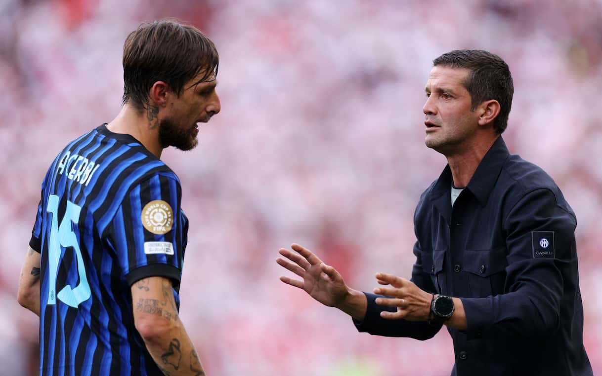 https://static.sky.it/editorialimages/718d7a68b355ded1e183cd597ae251b6d554c9be/skysport/it/calcio/serie-a/video/2025/09/24/inter-acerbi-chivu-intervista-1038359/chivu_acerbi_getty.jpg?im=Resize,width=1218