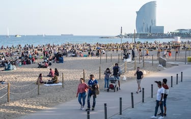 People seen on Barceloneta beach promenade.
The Barceloneta Beach in Barcelona is full in the 2021 beach season. In a state of alarm due to the corona virus pandemic, in Catalonia, the use of facemasks and safety distance is mandatory in all public spaces to contain the spread of COVID- 19 pandemic. (Photo by Thiago Prudencio / SOPA Images/Sipa USA)
