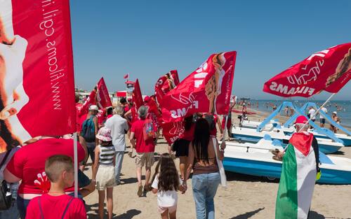 Sciopero simbolico dei bagnini oggi lungo il litorale della provincia di Rimini, dove i lavoratori del servizio di salvataggio hanno protestato per chiedere condizioni lavorative più eque. Al centro della mobilitazione, la richiesta di turni più sostenibili, nuove assunzioni e un servizio di salvataggio strutturato in maniera più sicura ed efficiente.

La protesta, indetta nel pieno della stagione estiva, non ha comportato interruzioni del servizio: grazie alla precettazione disposta dalla Prefettura, i bagnini hanno comunque garantito la sorveglianza in torretta, mentre la manifestazione si è svolta in forma ordinata.

Il corteo è partito intorno alle 12.30 dalla zona dei bagni 36-37 di Rimini, snodandosi lungo il litorale fino a raggiungere il piazzale Boscovich. Nessun disagio segnalato per i turisti presenti in spiaggia. Rimini, 9 agosto 2025. ANSA/Ph Dorin Mihai, Pasquale Bove

____

EN:

Italy: Rimini lifeguards hold symbolic strike, no impact on beach safety. Prefect orders mandatory service

RIMINI, Italy, Aug 9 (ANSA) – Lifeguards along Rimini’s coastline staged a symbolic strike on Saturday to protest working conditions during the peak summer season. The workers are demanding more manageable shift schedules, additional personnel, and improved safety protocols for rescue operations.

Despite the strike announcement, no disruption to beach safety was reported. Under an order issued by the Prefect, lifeguards were required to remain at their posts, ensuring continuous coverage of the shoreline.

The demonstration, which unfolded without incident, included a peaceful march beginning at 12:30 p.m. near Rimini bathing areas 36–37 and proceeding along the seafront to Piazzale Boscovich. Tourists and beachgoers were largely unaffected. Rimini (Italy) august 9 2025, ANSA/Ph Dorin Mihai, Pasquale Bove