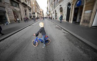 Un bambino in bicicletta in via del Corso, una delle strade del Tridente coinvolte dalla pedonalizzazione, Roma, 30 novembre 2014.
ANSA/MASSIMO PERCOSSI
