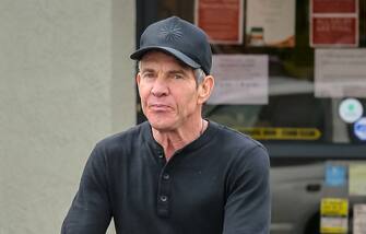 Los Angeles, Dennis Quaid fa la spesa con il carrello pieno in compagnia della sua fidanzata. Emergenza Coronavirus