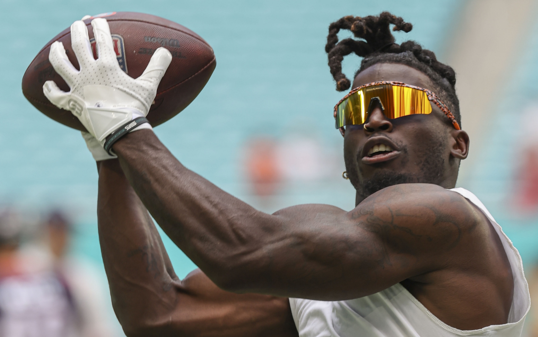 Hill esulta mimando le manette dopo il fermo