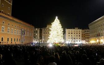 Foto Cecilia Fabiano /LaPresse
08-12-2022 Roma, Italia - Cronaca - Accensione dell’albero di Natale di Roma alimentato a pannelli solari   - Nella Foto : piazza Venezia 
Dec ember 08, 2022 Rome Italy - Lighting of the Christmas tree of Rome powered by solar panel 
In the Photo : piazza Venezia 