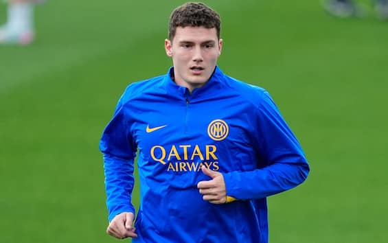 https://static.sky.it/editorialimages/71df482553874801d2bada8fbe4525e32c3bc099/skysport/it/calcio/serie-a/video/2025/05/15/inter-pavard-mkhitaryan-frattesi-allenamento-news/pavard_ipa.jpg?im=Resize,width=565