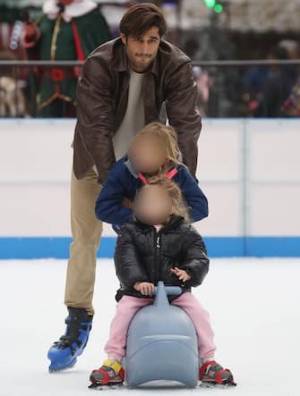 Guy Binns pattina sul ghiaccio con i figli Artemisia, Flora e Riccardo