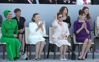 PARIGI (FRANCIA) - FESTA NAZIONALE DELLA PRESA DELLA BASTIGLIA - LA MOGLIE DEL SCEICCO DEL QATAR SHEIKHA MOZA BINT NASSER AL-MISNAD - YOO SOON LA MOGLIE DI BAN KI-MONN E CARLA BRUNI  
 (POLITIQUE PEOPLE DEFILE CEREMONIE MILITARY  MILITAIRE ARMEE POLITICS )