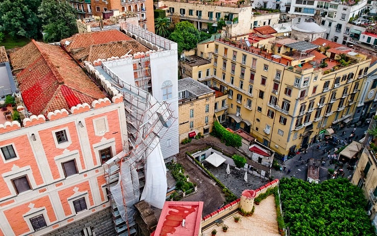 L' impalcatura parzialmente crollata a causa del forte vento vicino  via Chiaia a Napoli, 30 settembre 2022. ANSA/CIRO FUSCO