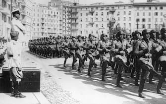 28th August 1938:  Italian dictator Benito Mussolini (1883 - 1945) stands on a block while watching members of the Fascist Militia officers and NCO (noncommissioned officer) on parade in Rome, Italy. The officers had just completed a 10-day course to become instructors to the military juvenille organizations.  (Photo by New York Times Co./Getty Images)