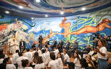 Pope Francis (L), Scholas Occurrentes director Jose Maria del Corral (2nd-L) and Portuguese President Marcelo Rebelo de Sousa (C) take part in a meeting with young members of Scholas Occurrentes educational foundation in Cascais, during his five-day visit to attend the World Youth Day (WYD) gathering of young Catholics, on August 3, 2023. - Portugal is expecting about a million pilgrims from around the world, according to organisers, to attend the World Youth Day gathering of young Catholics from August 1 to 6. Originally scheduled for August 2022, the event was postponed because of the Covid-19 pandemic. ANSA/Marco BERTORELLO / POOL / AFP