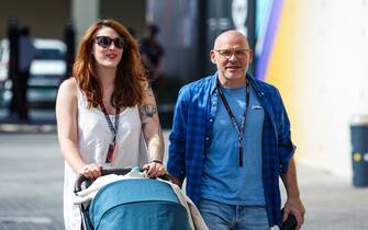 VILLENEUVE Jacques (can), former F1 Champion and TV presenter of Canal+, with his wife Giulia Marra in the paddock during the 2023 Formula 1 Etihad Airways Abu Dhabi Grand Prix, 22th round of the 2023 Formula One World Championship from November 24 to 26, 2023 on the Yas Marina Circuit, in Abu Dhabi