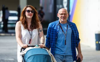 VILLENEUVE Jacques (can), former F1 Champion and TV presenter of Canal+, with his wife Giulia Marra in the paddock during the 2023 Formula 1 Etihad Airways Abu Dhabi Grand Prix, 22th round of the 2023 Formula One World Championship from November 24 to 26, 2023 on the Yas Marina Circuit, in Abu Dhabi