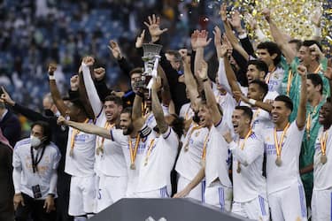 RIYADH, SAUDI ARABIA - JANUARY 16: Players of Real Madrid celebrate after winning the Spanish Super Cup final football match against Athletic Bilbao on January 16, 2022 at the King Fahd International Stadium in the Saudi capital of Riyadh. (Photo by Stringer/Anadolu Agency via Getty Images)