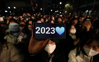 SEOUL, SOUTH KOREA - JANUARY 01: Members of the public gather to celebrate New Years during the annual bell-tolling ceremony at the Bosingak Pavilion on January 1, 2023 in Seoul, South Korea. The event marks the first resumption in central Seoul after the event was held without an in-person audience for the past three years due to the COVID-19 pandemic. (Photo by Chung Sung-Jun/Getty Images)