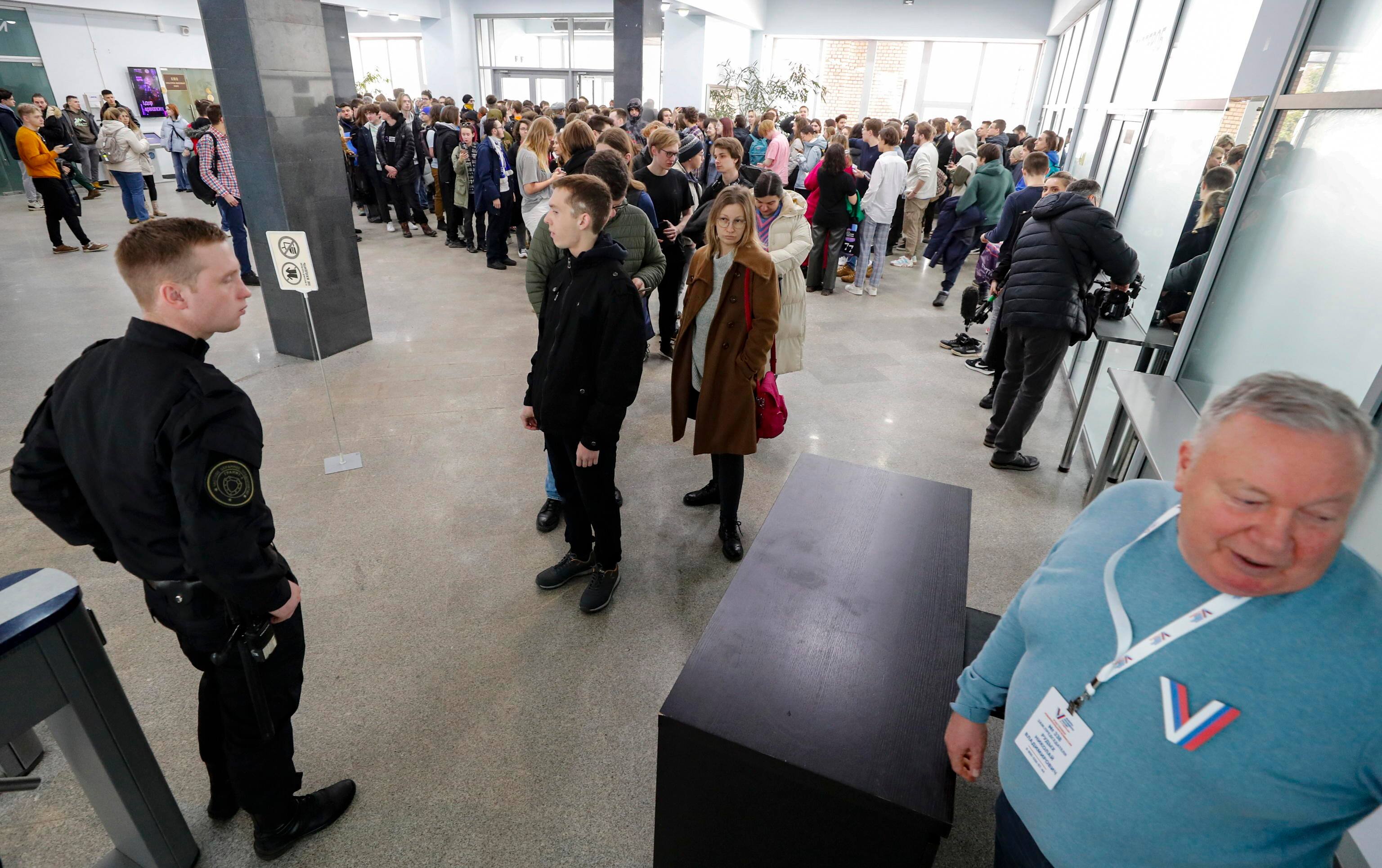 Lunghe file alle 12 in alcuni seggi elettorali a Mosca