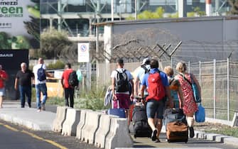 L’aeroporto di Catania chiuso fino al prossimo mercoledì a causa dell’incendio scoppiato la notte scorsa nell’area arrivi.  ANSA/ORIETTA SCARDINO