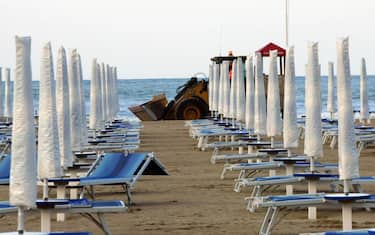 Uno stabilimento balneare a Rimini. ANSA/PASQUALE BOVE