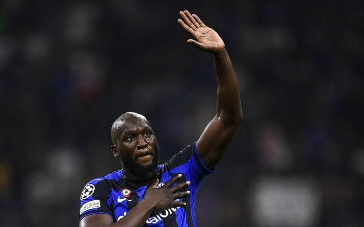 Lukaku si scusa coi tifosi dopo aver segnato il gol al Viktoria Plzen in Champions Lukaku si scusa coi tifosi dopo avers egnato il gol al Viktoria Plzen in Champions