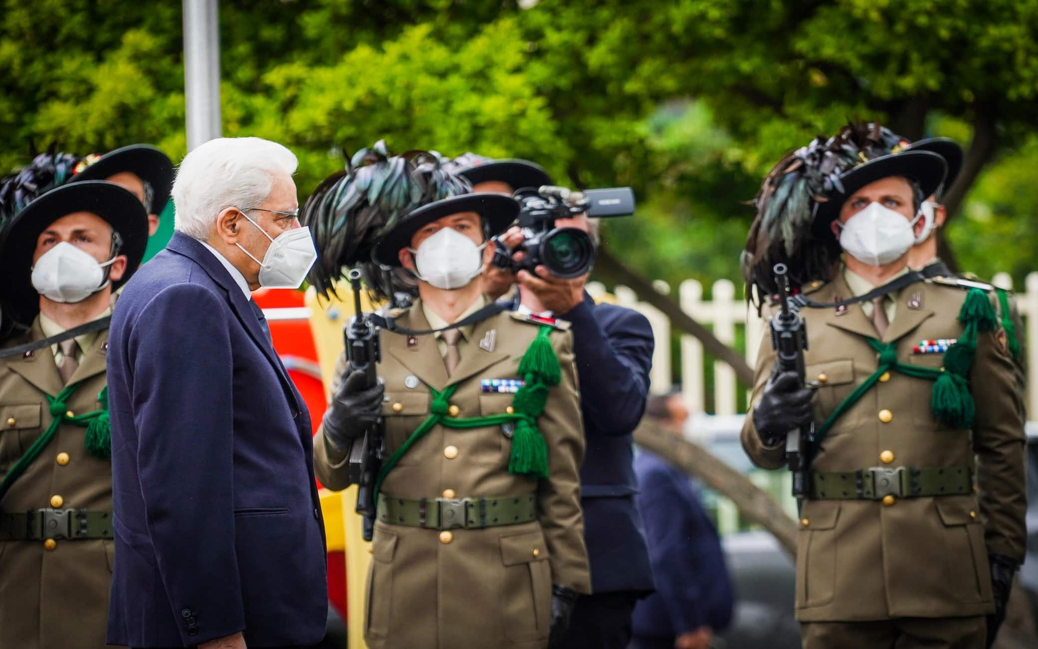 Il presidente della Repubblica Sergio Mattarella ricorda le vittime dell eccidio nazista ad Acerra, 25 Aprile. 2022. ANSA/CESARE ABBATE