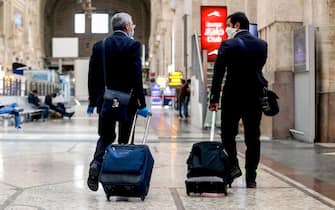 Passeggeri in partenza da stazione centrale durante la fase 2 dell'emergenza Coronavirus a Milano, 18 maggio 2020. ANSA/Mourad Balti Touati