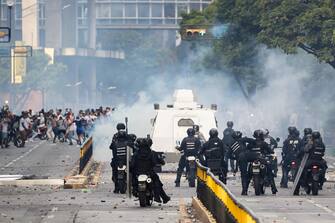 epa11507675 Members of the Bolivarian National Police (PNB) and the Bolivarian National Guard (GNB) clash with opposition demonstrators during protests over the results of the presidential elections in Caracas, Venezuela, 29 July 2024. Protests are taking place in Caracas after the National Electoral Council (CNE) proclaimed that Nicolas Maduro was re-elected president of Venezuela, following elections held on 28 July. Thousands of citizens have come out to protest against the results announced by the National Electoral Council (CNE), which gave President Maduro 51.2% of the votes, a figure questioned by the opposition and by a good part of the international community. Opposition leader Maria Corina Machado claims they have obtained enough of the vote tallies to prove they won the presidential elections that took place on 28 July.  EPA/Henry Chirinos