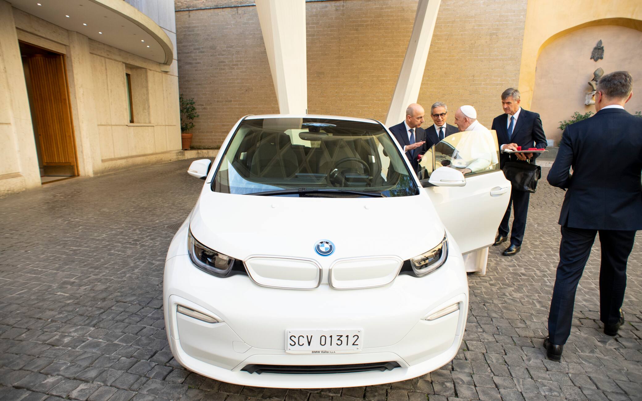 Papa Francesco, Bmw i3