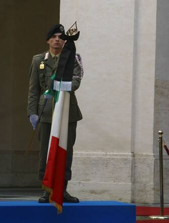 LA BANDIERA ITALIANA A LUTTO ALLA CERIMONIA PER I CADUTI ATTENTATO IN SPAGNA, TRE MINUTI DI SILENZIO (ROMA - 2004-03-15, Antonia Cesareo) p.s. la foto e' utilizzabile nel rispetto del contesto in cui e' stata scattata, e senza intento diffamatorio del decoro delle persone rappresentate