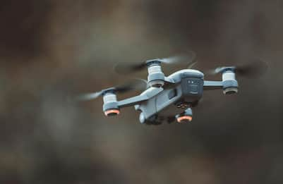 Un drone per introdurre droga e cellulari in carcere: due arresti 