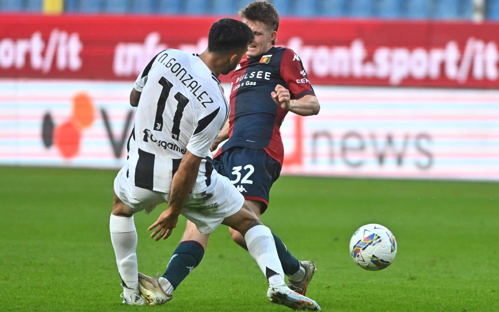 Duro intervento di Frendrup su Nico Gonzalez a centrocampo: 